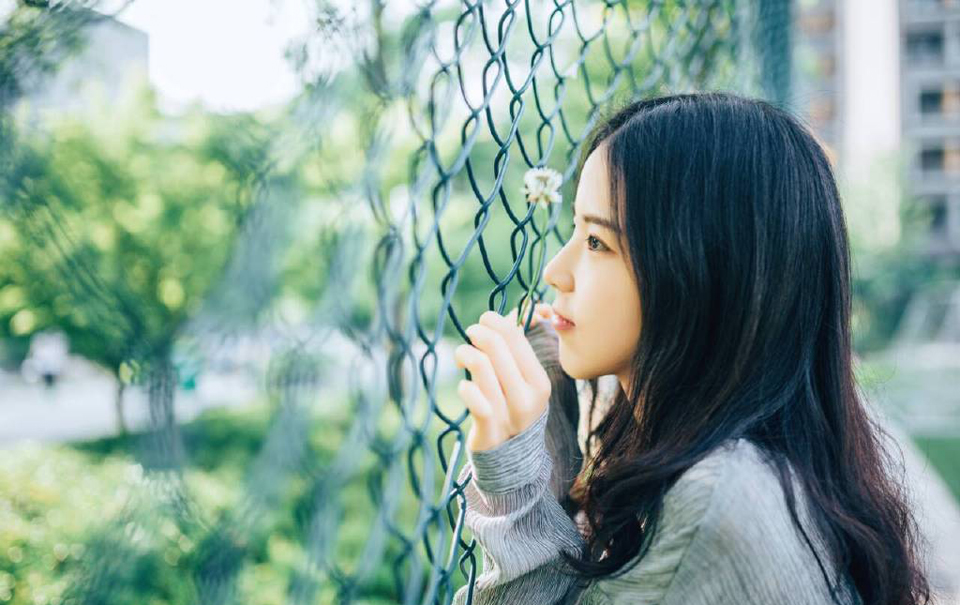 “……”吕布扭头，有些无奈的看着贾诩：“文和，我终于知道你为何从不插手兵权了，否则，我一定会用这个理由弄死你！麻烦你一次把话说完好吗？”